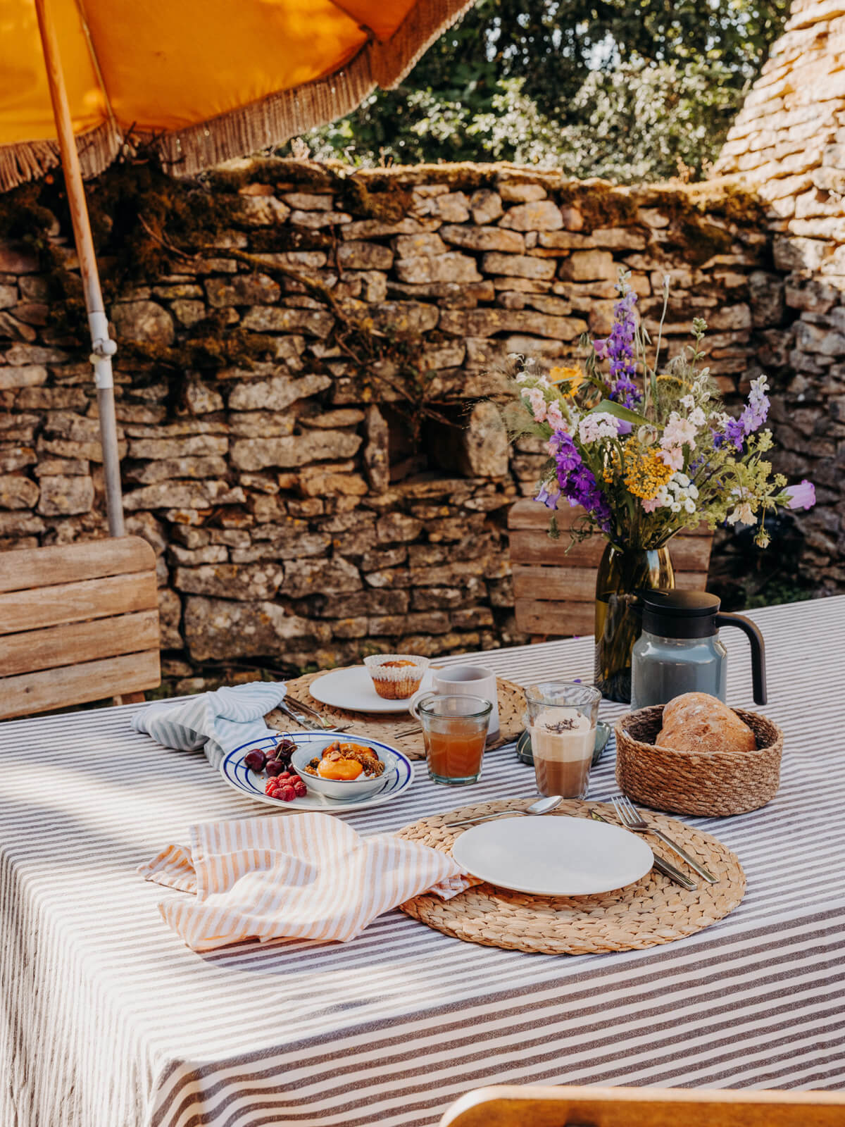 Chaque matin, le petit-déjeuner est préparé maison avec des produits de saison, du pain artisanal et une sélection de produits locaux.