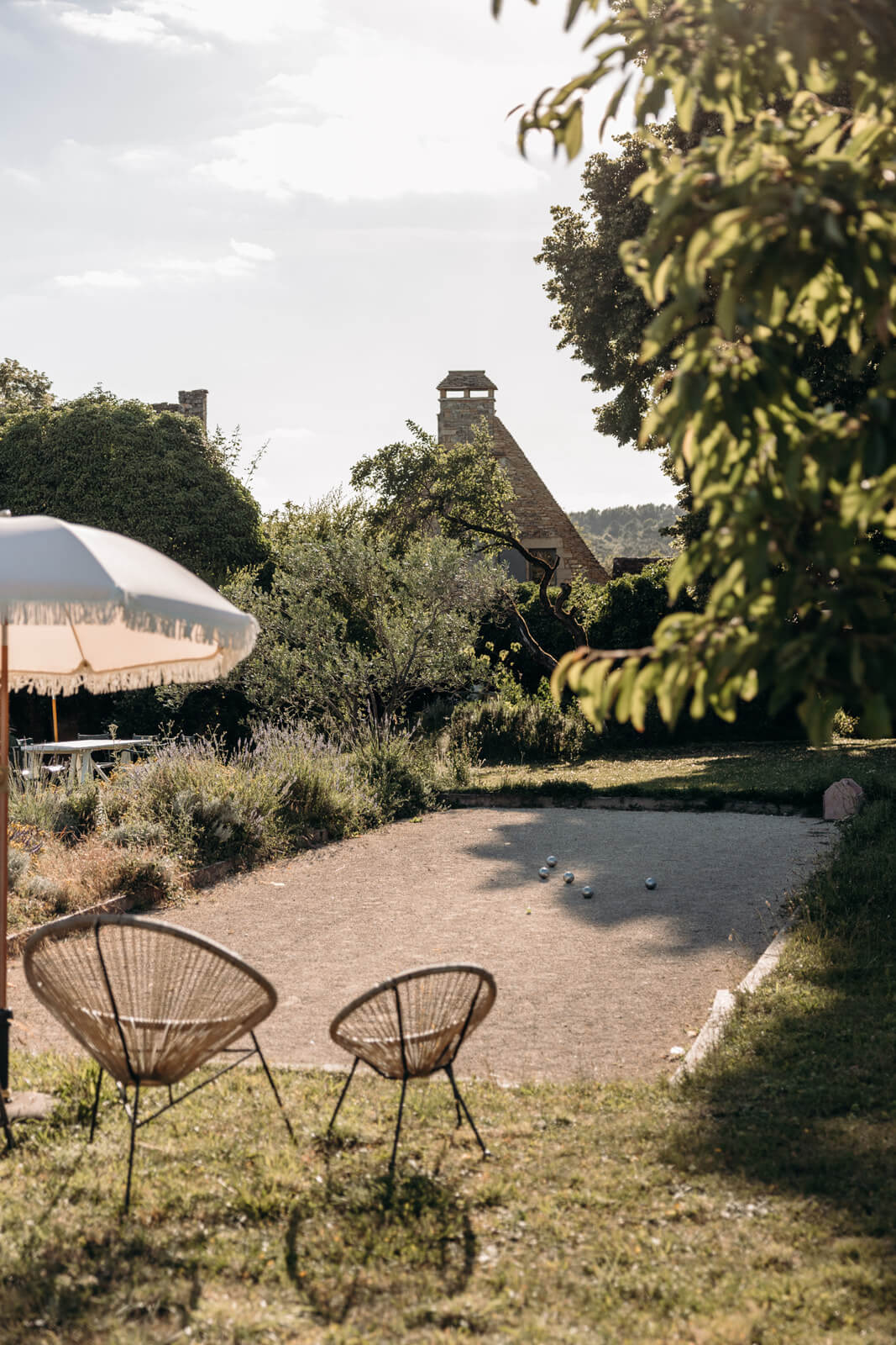 propice à la détente, le terrain de petanque posé au milieu du jardin