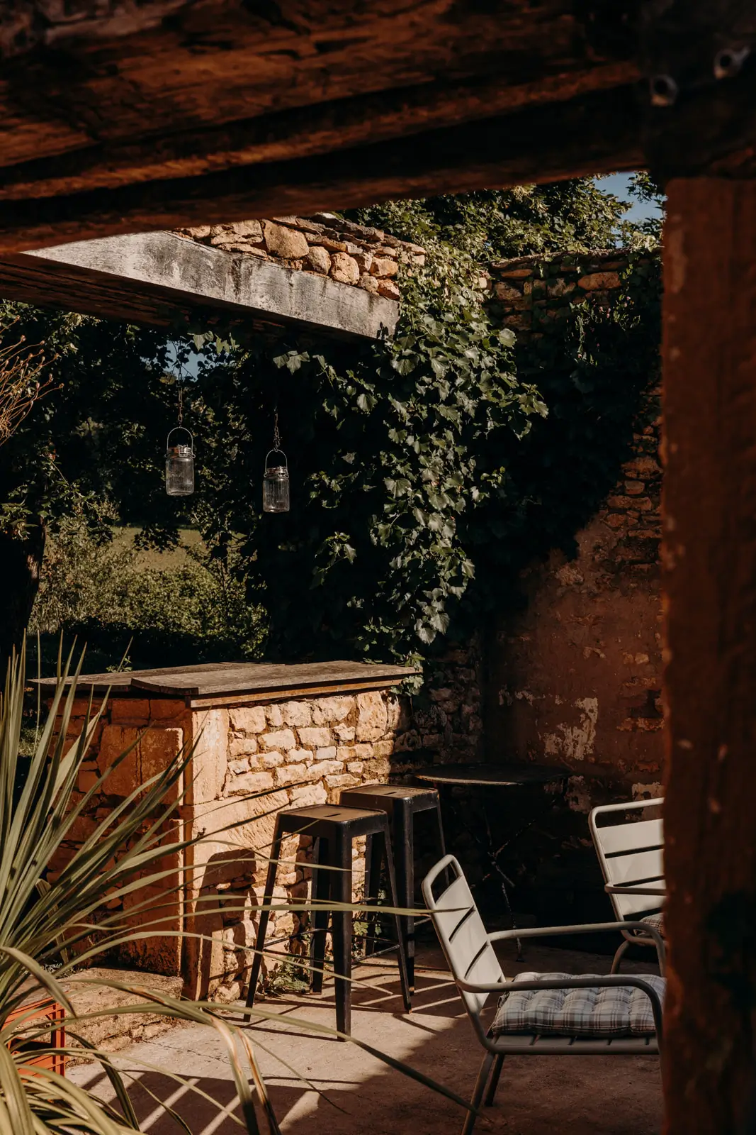 Une ancienne maison en pierre devenue un espace extérieur convivial, pour le barbecue et le coucher de soleil