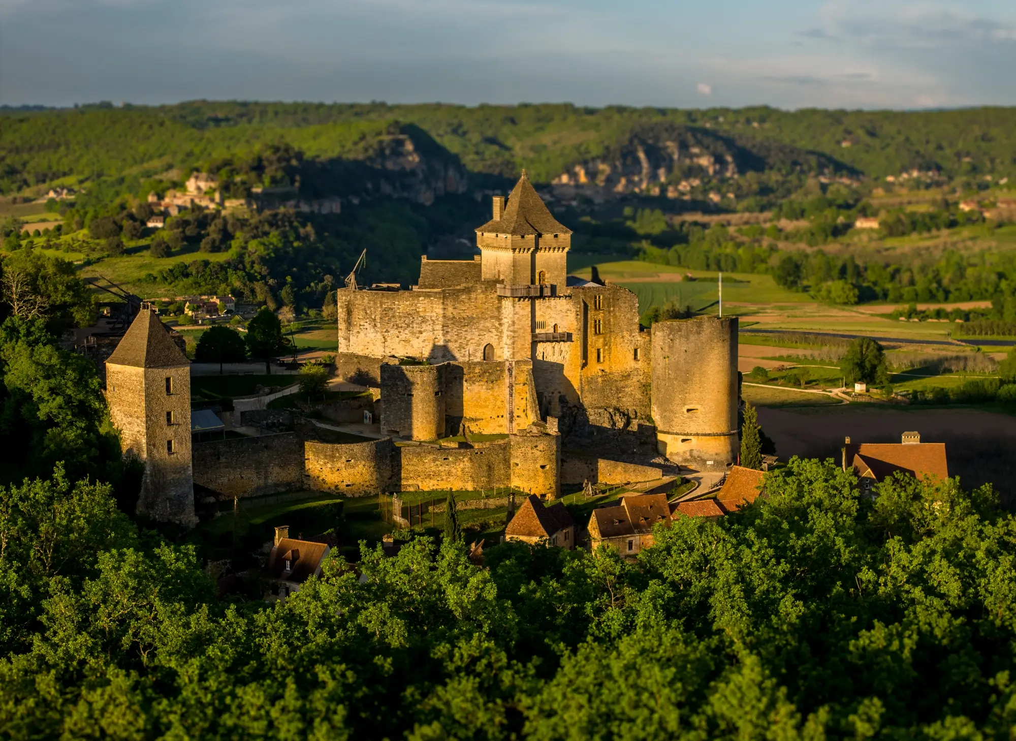 Vue au coucher du soleil du chateau de castlenaud la chapelle