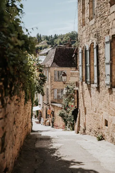 Une ruelle du centre historique de Sarlat, cité d’Art et d’Histoire, bordée de maisons en pierre blonde typiques du Périgord Noir