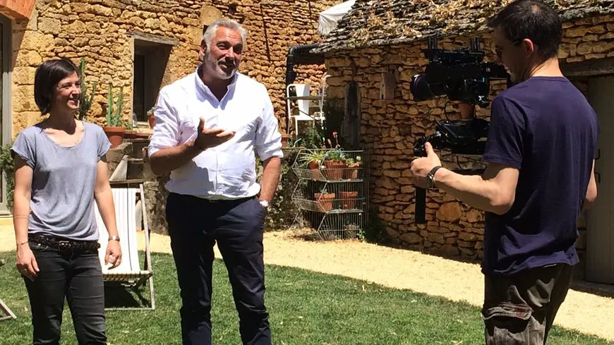 reportage de la maison France 5 à la maison d’hôtes Bel Estiu, interview réalisée par Valérie déjean de France Bleu Périgord