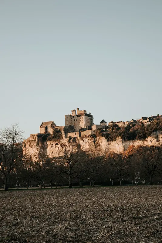 Une campagne vallonnée et verdoyante, caractéristique du Périgord Noir.