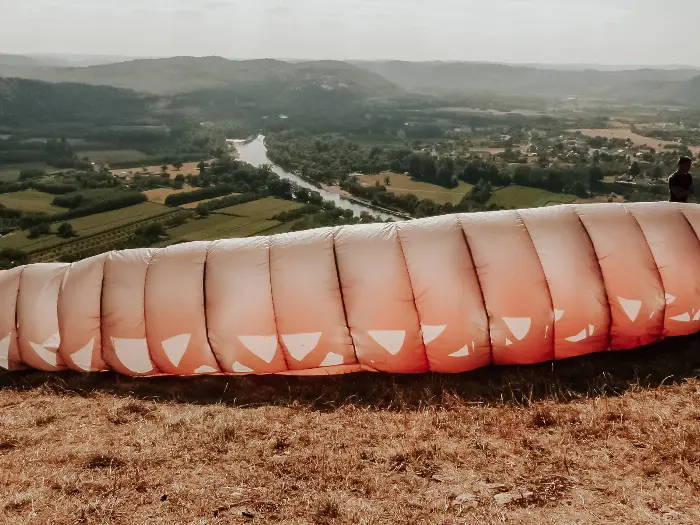 Parapente ou Mongolfiere, deux activités pour survoler et découvrir les paysages incroyables de la Dordogne