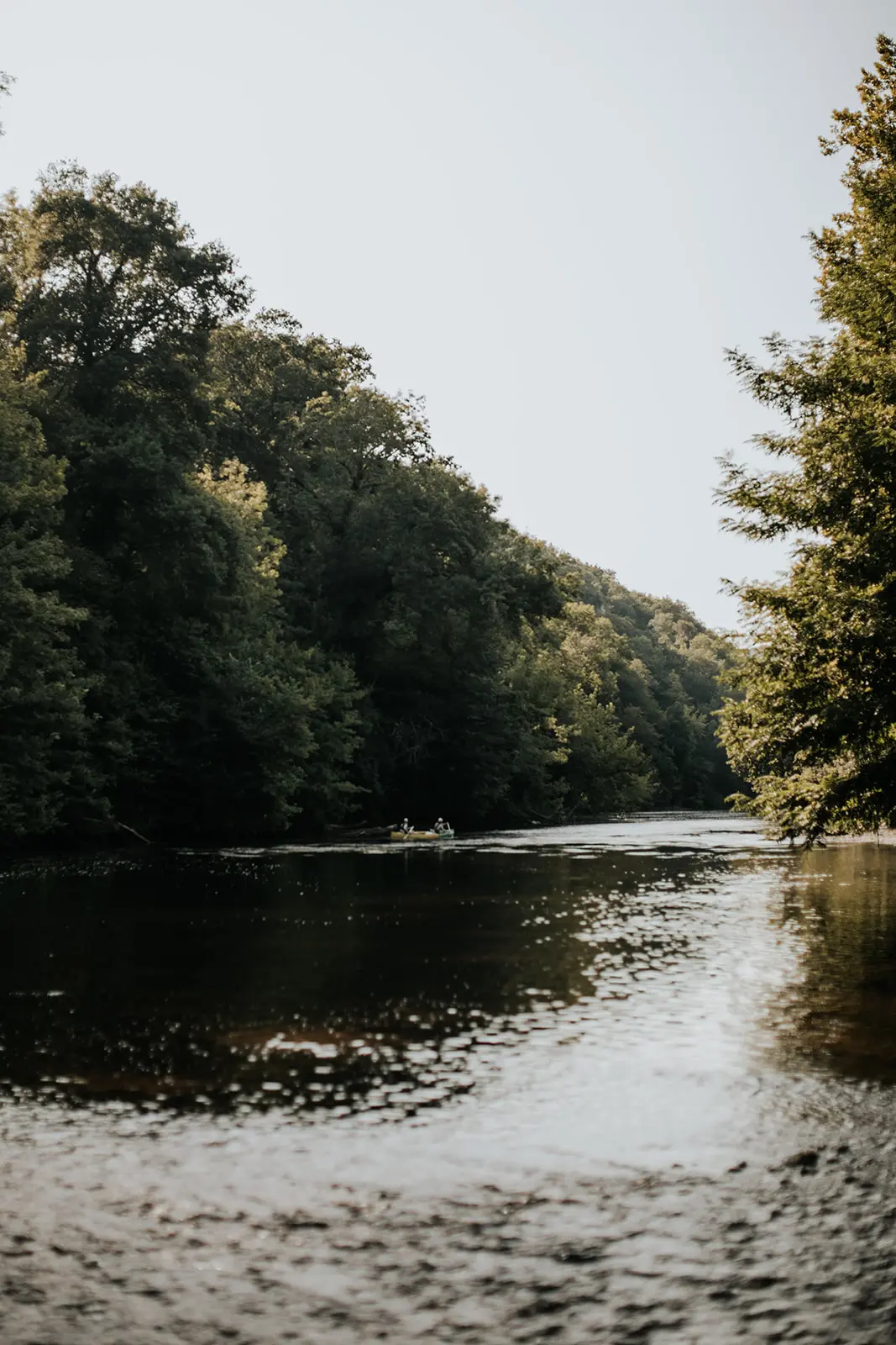 La Dordogne et la Vézère se découvrent aussi au fil de l’eau, en canoë, au cœur de paysages préservés.