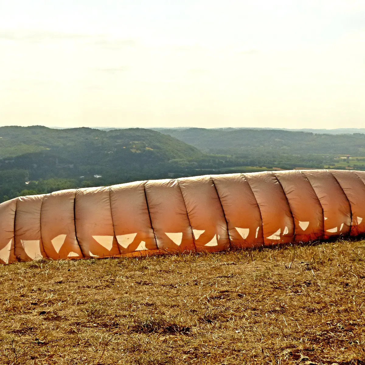 Vol en parapente au dessus le la vallée de Vézère.