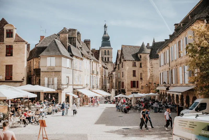 Ville médiévale de Sarlat pendant la fête de la truffe