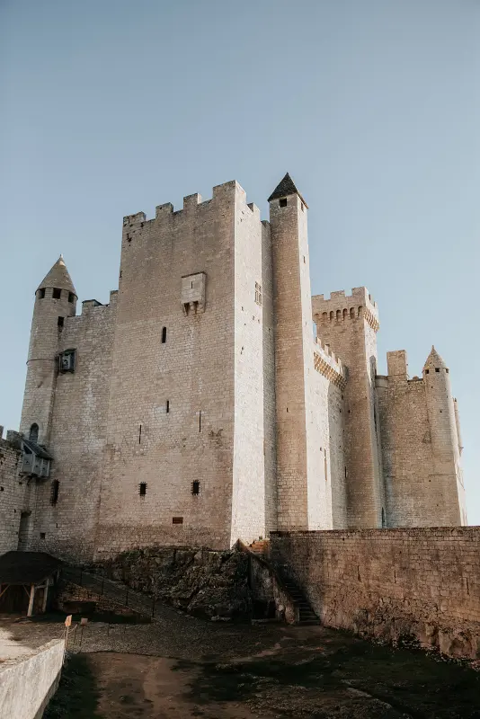 vue du château de Beynac, sur la chapelle et sur la Dordogne.
