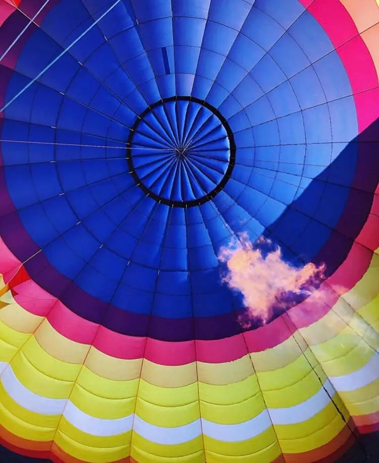 Vol en mongolfière au dessus de la vallée de la Dordogne.
