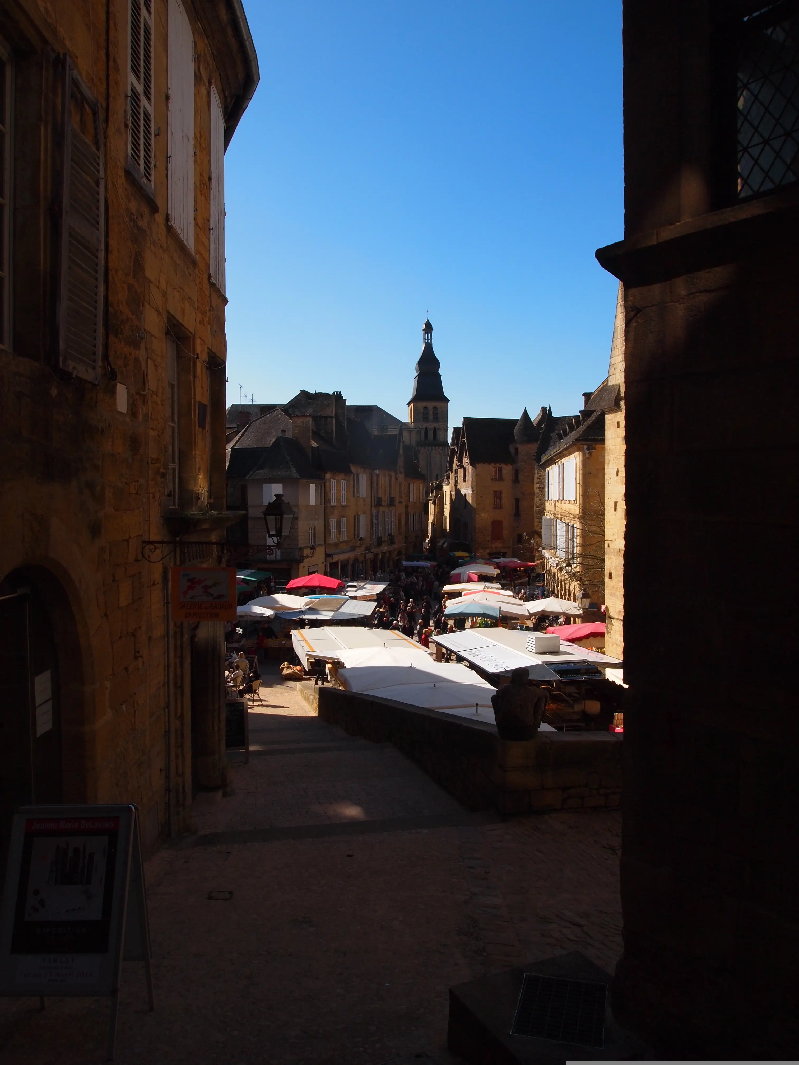 le marché de sarlat pour flaner à la découverte de la gastronomie locale